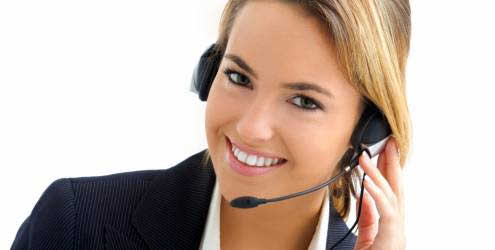 Equipe de atendimento da CLINMET sorrindo em contato com clientes