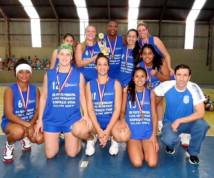 Equipe de basquete feminino patrocinada pela CLINMET comemorando medalha